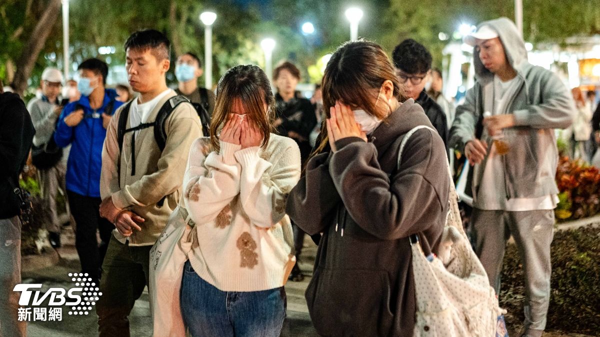 28日許多民眾在宏福苑外悼念罹難者。(圖/達志影像TPG)