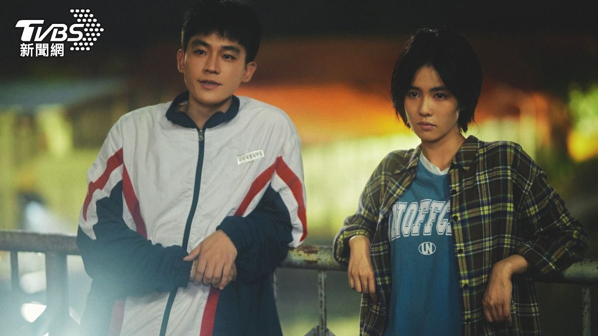 白鹿(右)和歐豪劇中扮演一起長大的青梅竹馬。(圖/TVBS)