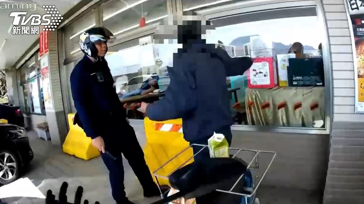 警方到場後喝令男子丟掉手中的斧頭。(圖/TVBS)