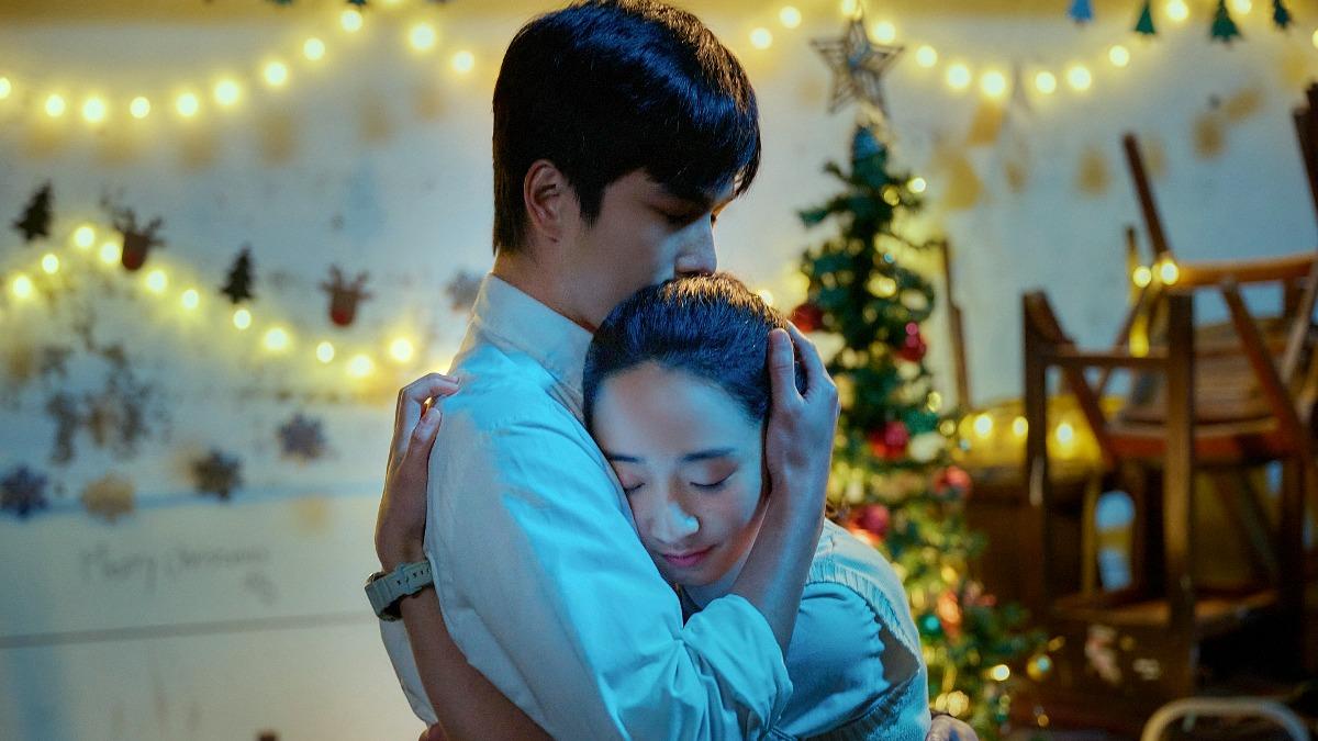李沐(右)戲裡經歷創傷選擇隱藏人格。(圖/Netflix提供)