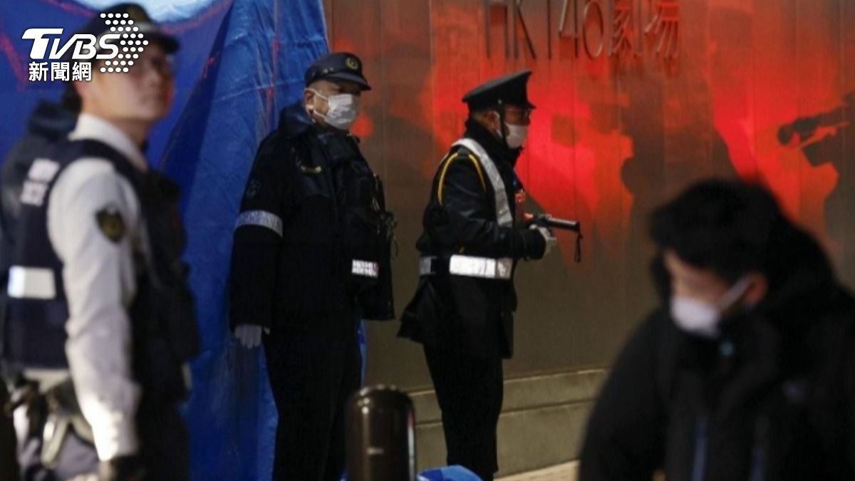 日本福岡市大巨蛋附近14日發生砍人事件，30歲男子持刀砍傷一名HKT48男員工及一名女子，警方在現場戒備。（圖／達志影像美聯社）