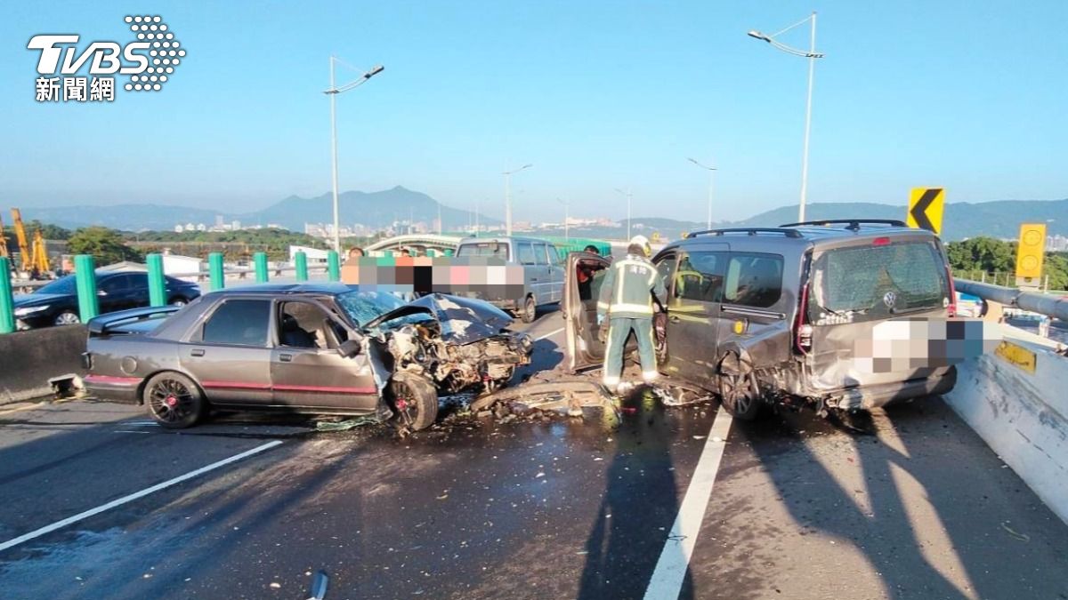 快訊／洲美快速道路連環車禍　3車毀損釀2傷現場慘狀曝