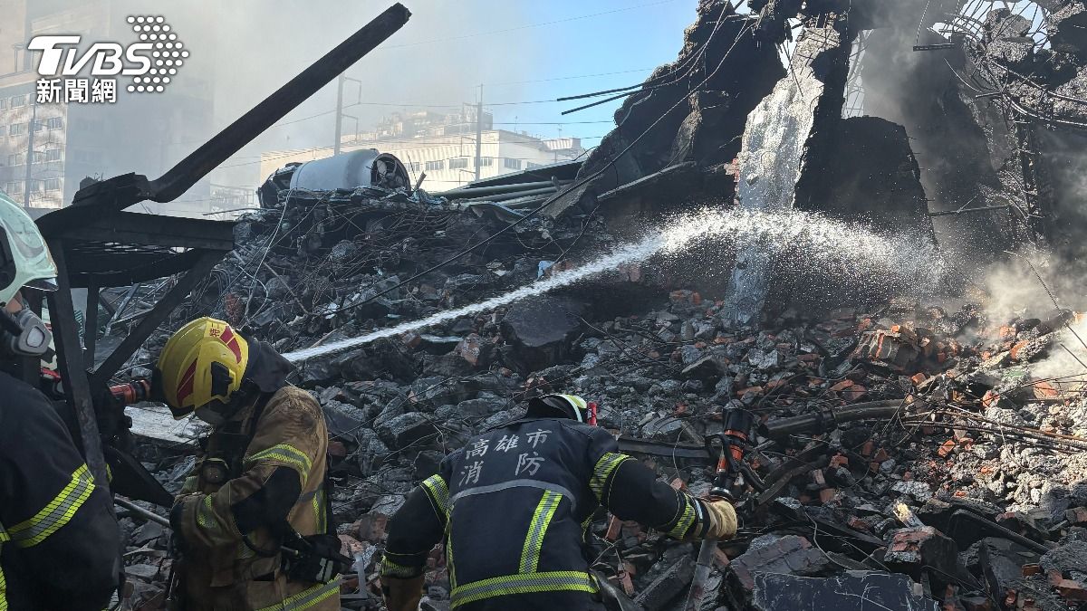 高雄大發工業區火災狂燒19小時 塑膠廠「加熱爐爆炸」焦黑一片