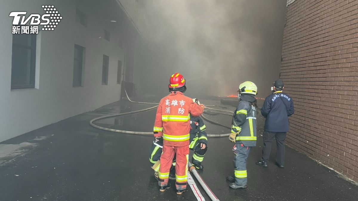 大發工業區塑膠廠加熱爐爆炸起火。(圖/TVBS)