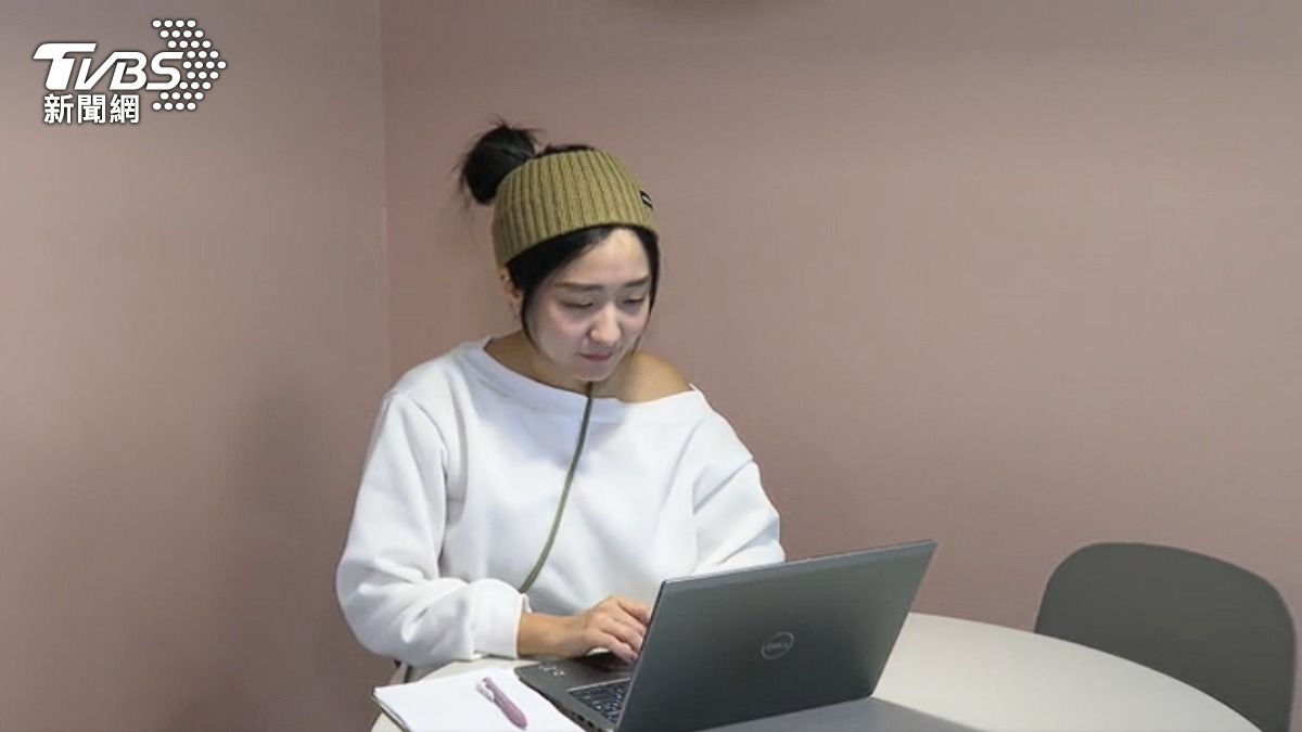 上班族Zoey減少外食支出，並跨業斜槓增加收入拓展人脈。（圖／TVBS）