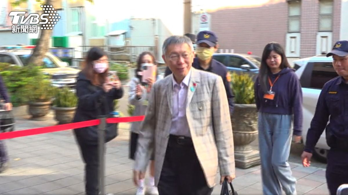 柯文哲今赴北院出庭,對於高虹安二審貪汙無罪笑而不答。(圖/TVBS)