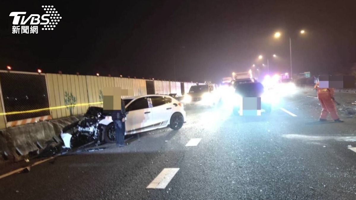 白色自小客直接撞上巡邏車，兩車碰撞後，白色自小客又撞上外側護欄，車頭幾乎全毀（圖／TVBS）