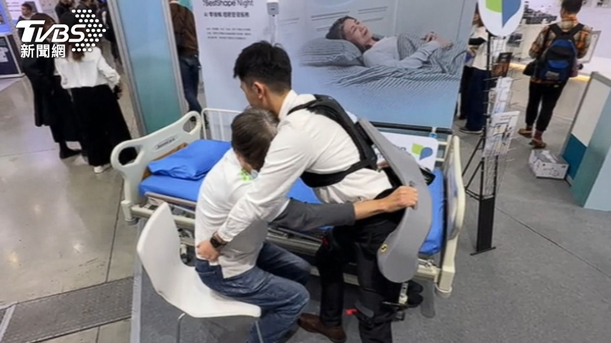 照護型外骨骼機器人,提供動力輔助,降低護理人員腰背負擔。(圖/TVBS)