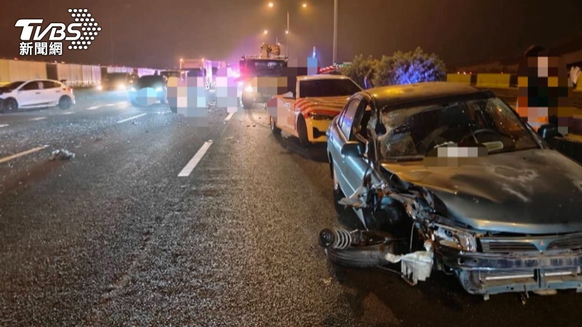 一台白車撞在右邊的外側護欄上，另外一台黑色的自小客車，撞在內側的護欄上，連紅斑馬的車尾都被撞凹（圖／TVBS）