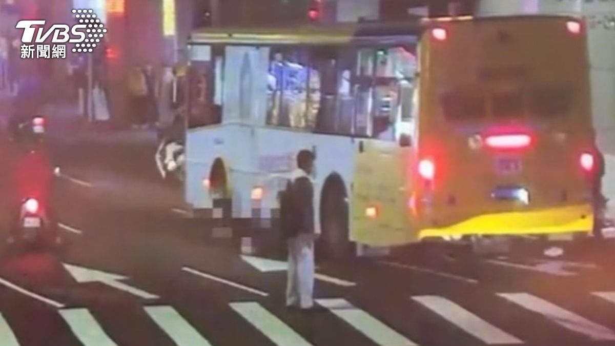 74歲徐姓婦人是清潔工，騎腳踏車從公車車頭經過，慘遭輾斃。（圖／TVBS）