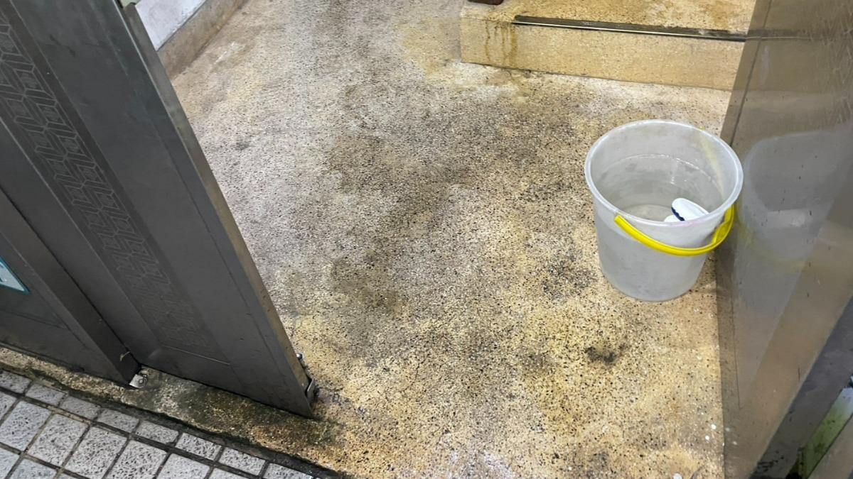 男子以寶特瓶裝汽油,涉嫌在梯間縱火自焚遭逮捕。(圖/TVBS)