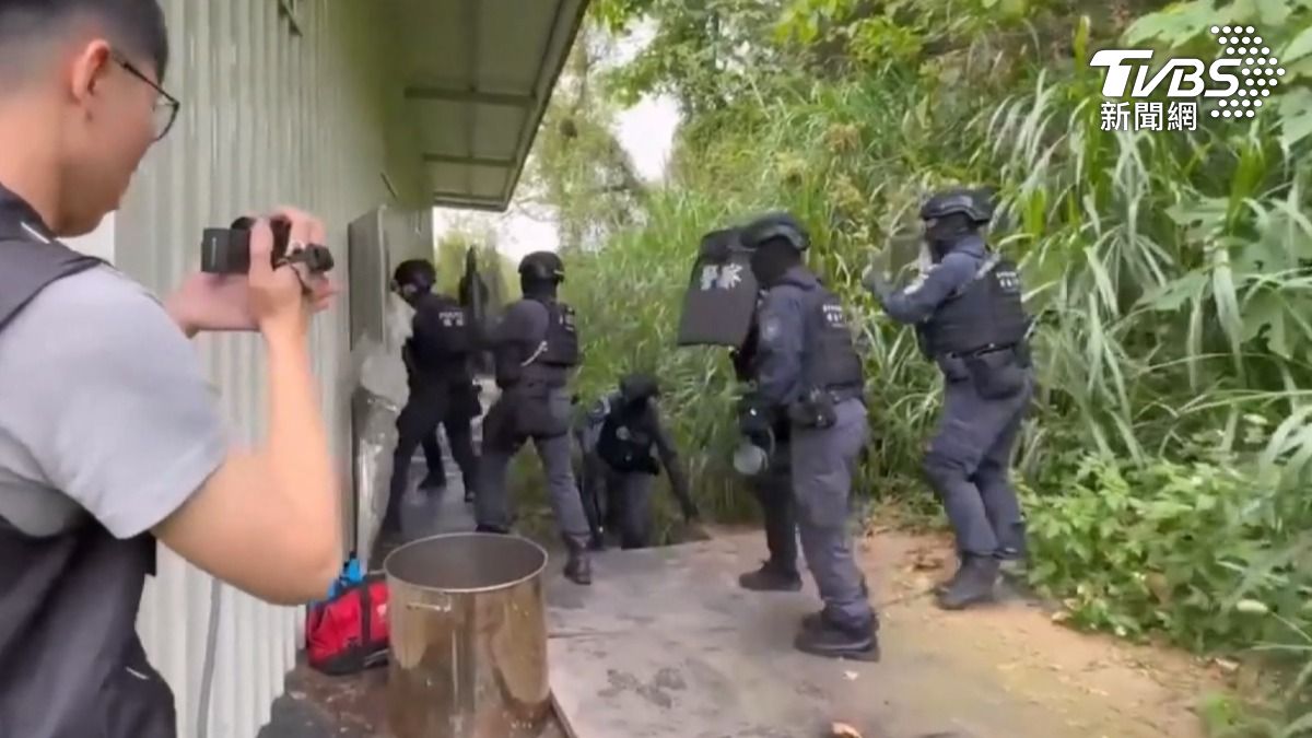 特勤人員荷槍實彈,手持盾牌衝入鐵皮屋,壓制多名男子趴在地上,雲林查緝隊查獲市值2億元的毒品(圖/TVBS)