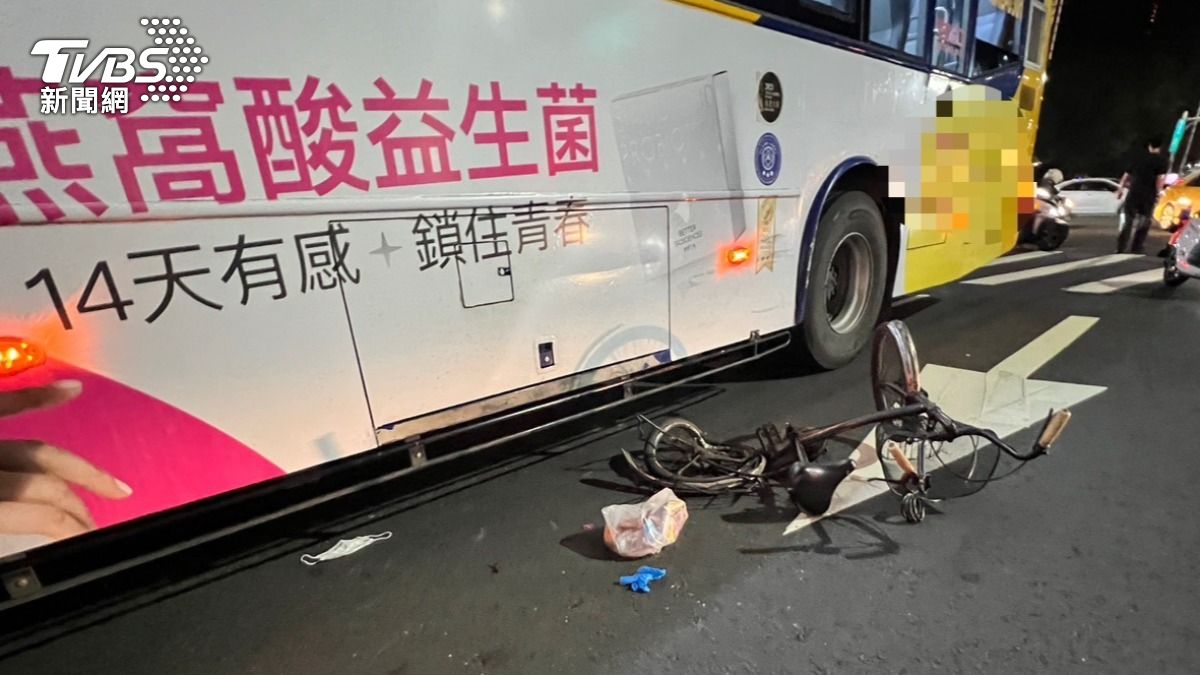 客運起步意外輾過單車婦人造成她送醫途中身亡。（圖／TVBS）