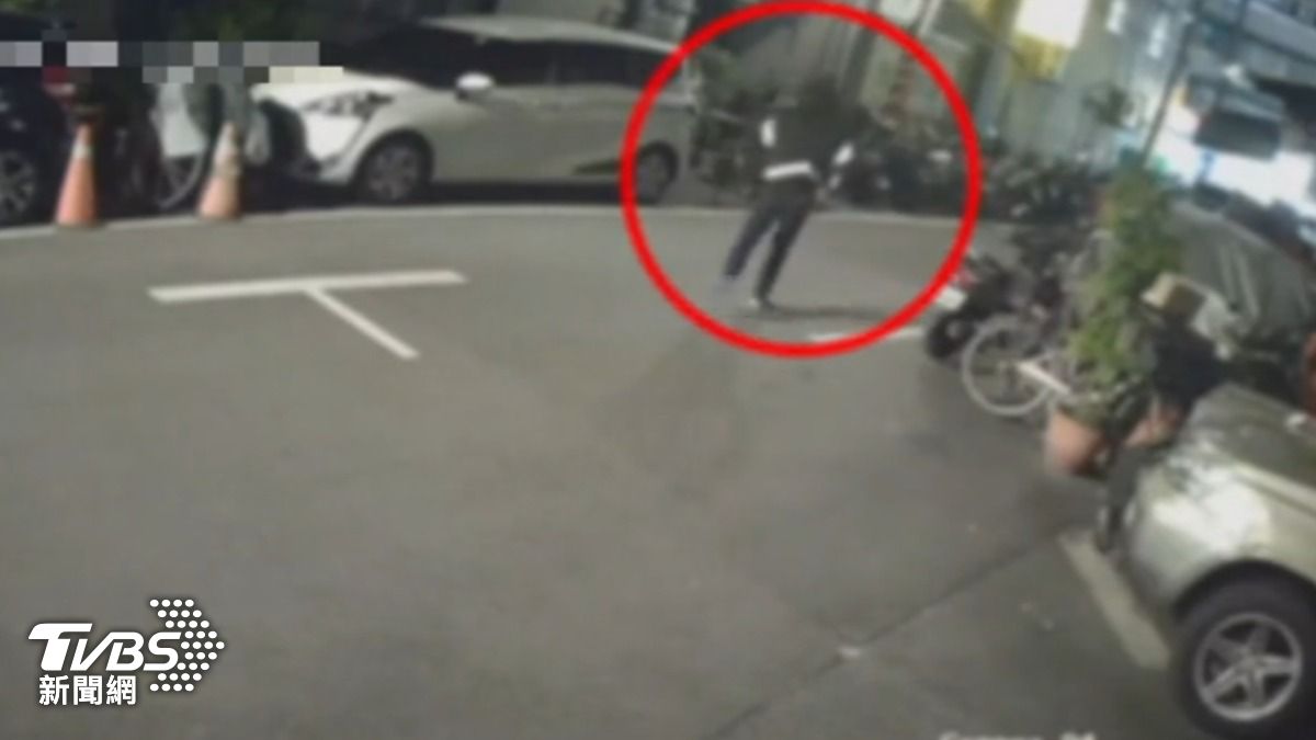 新埔捷運站旁殺人案，嫌犯刺人揮拳畫面曝。（圖／TVBS）