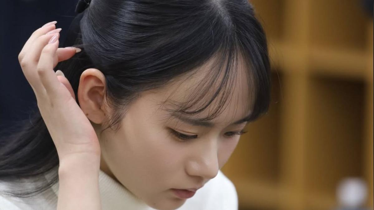 日本棋士三島響在個人社群分享關西公開賽的側拍照爆紅。(圖/翻攝IG @hibiki0202_15)