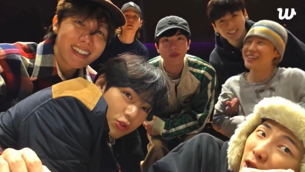 防彈少年團久違合體開直播。(圖/翻攝自weverse)