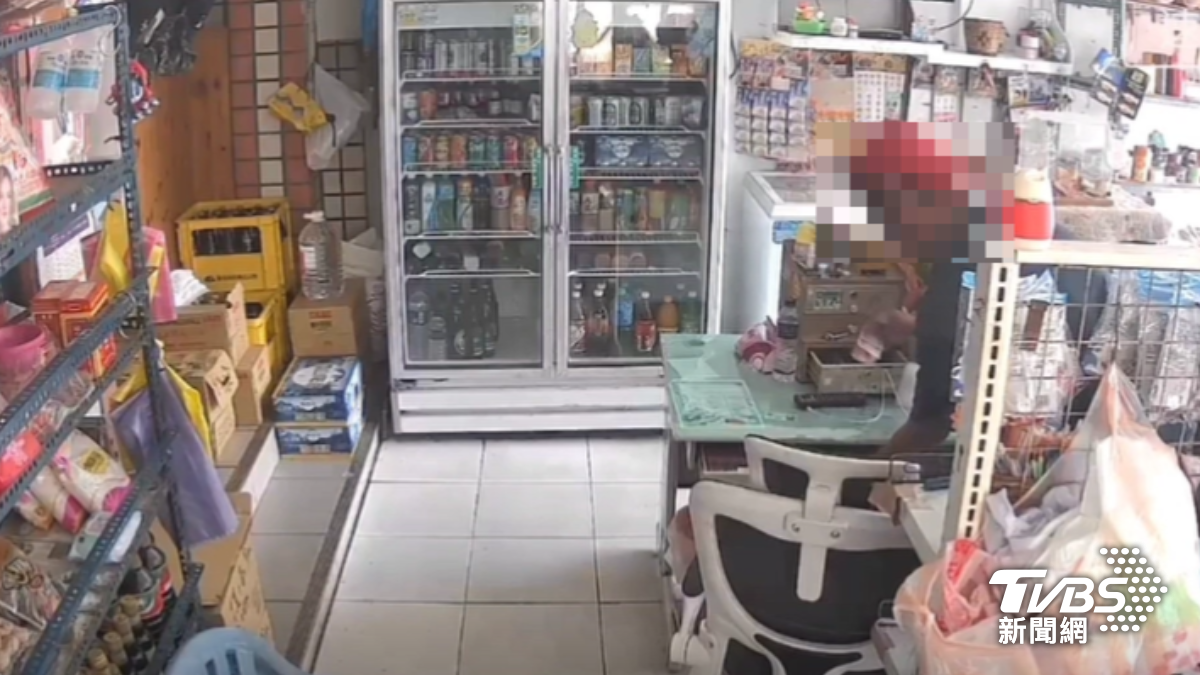 男子看雜貨店內沒人,闖入行竊。(圖/TVBS)