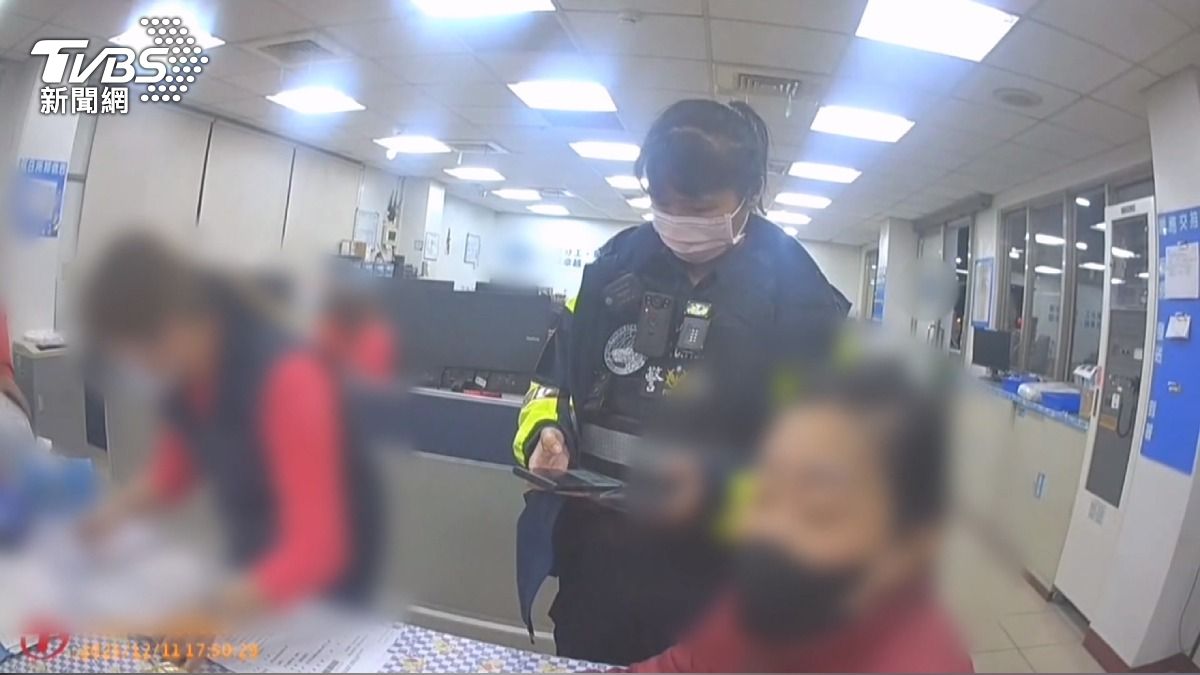 「沒有紅毯 只有紅龍果飲」 婦賣金飾 被詐38萬。(圖/TVBS)