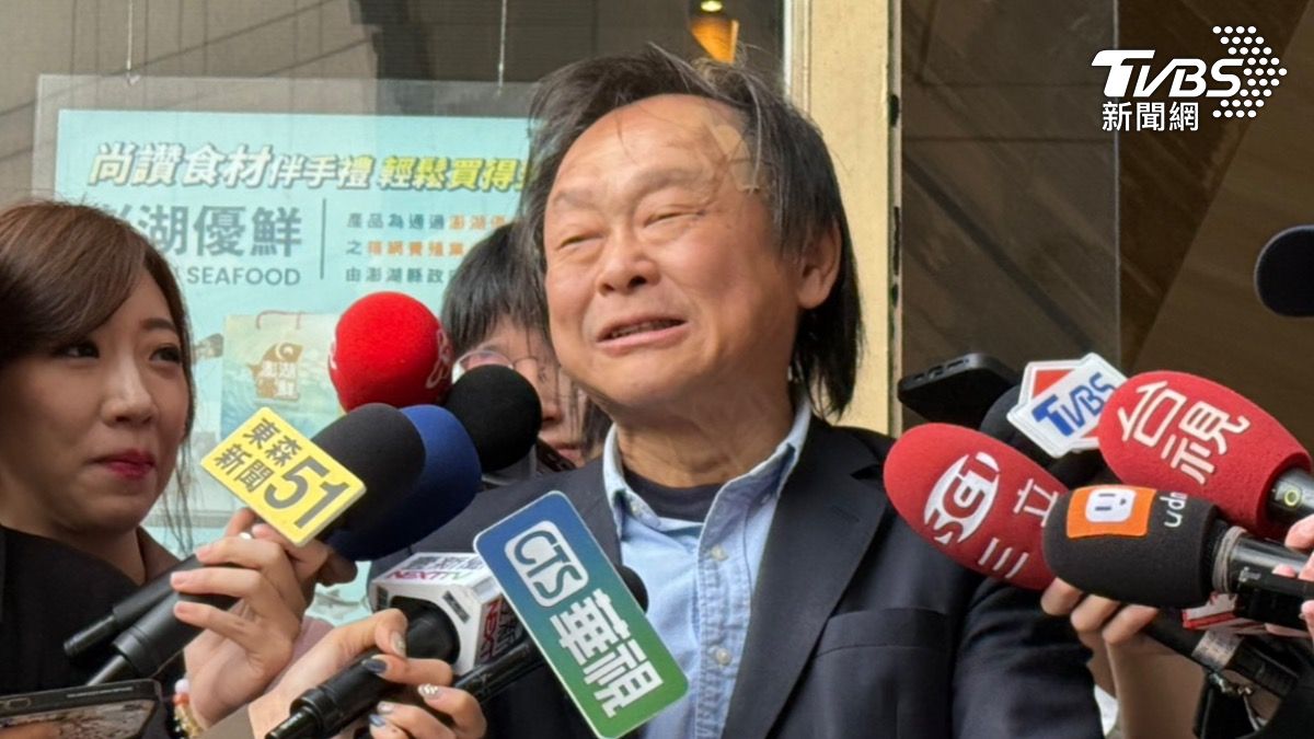民進黨立委王世堅的額頭上突出現ok繃。(圖/潘袁詩羽攝)
