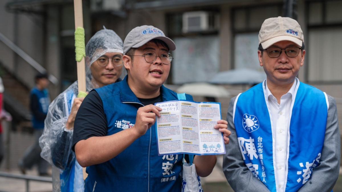 前國民黨青年部主任陳冠安(左)分析桃園市長最新民調。(圖/陳冠安提供)