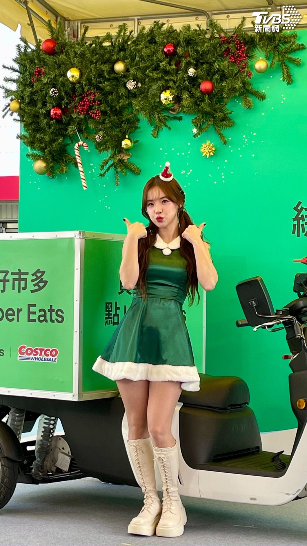 啦啦隊女神李多慧身穿聖誕服裝慶祝Uber Eats × 好市多上線滿6個月。（圖／傅乙珮攝）