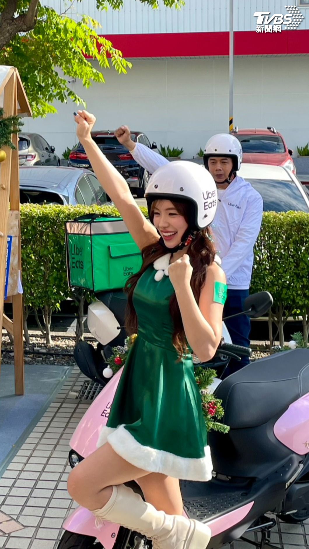 啦啦隊女神李多慧擔任「Uber Eats 應援團長」戴上安全帽與外送員互動。（圖／傅乙珮攝）