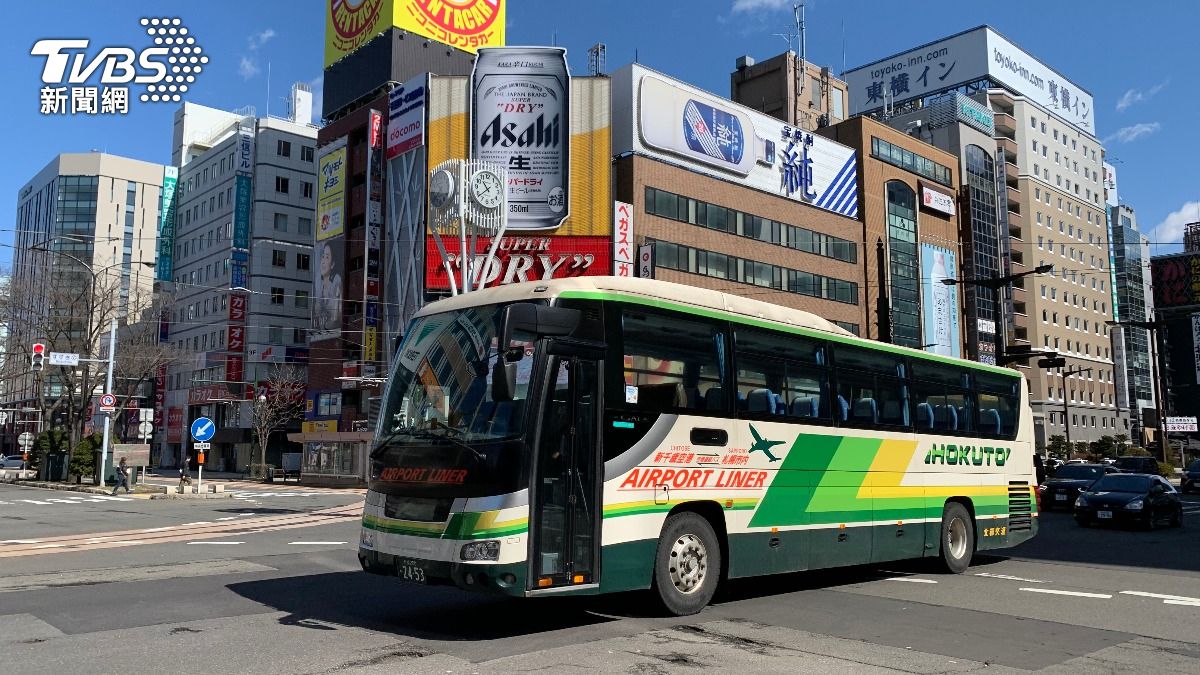 北海道一輛機場接駁巴士17日在前往新千歲機場的高速公路上突然起火燃燒。（示意圖片／Shutterstock達志影像）