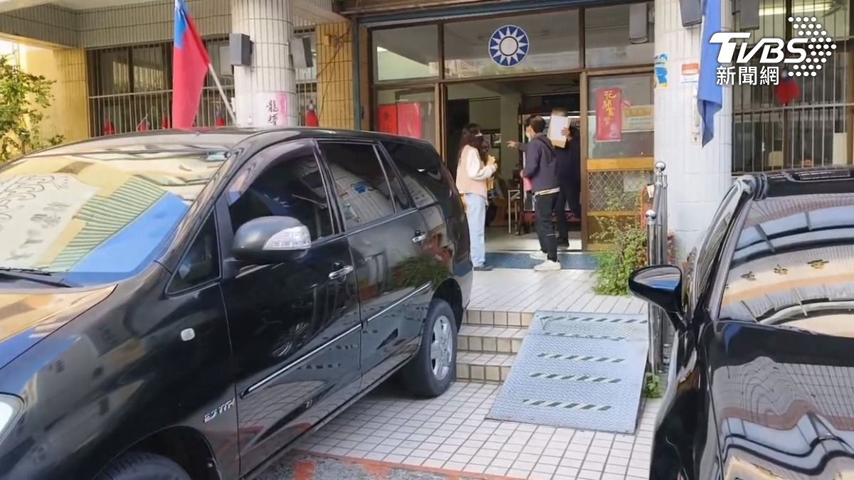 國民黨嘉義市黨部今日（17日）遭檢調人員持搜索票進入搜查，總計有13人被約談到案說明。（圖／TVBS）