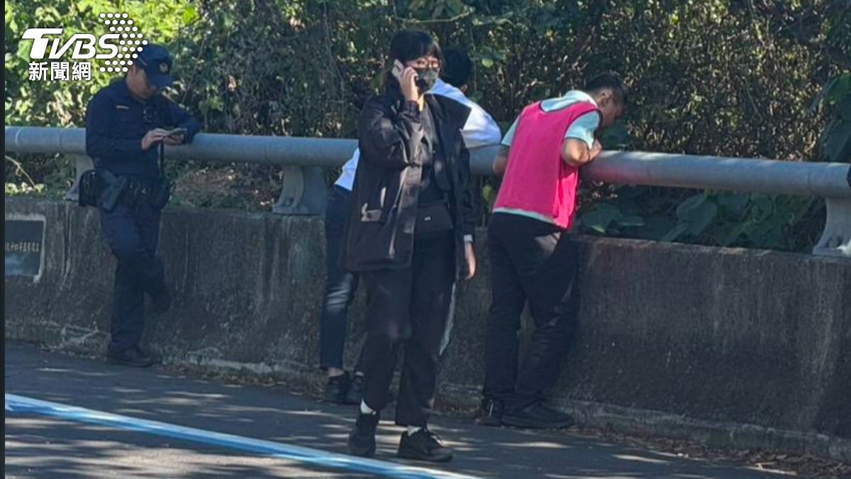 殺雇主後棄屍彰化!警方帶嫌犯(粉色背心男)回棄屍地點搜查