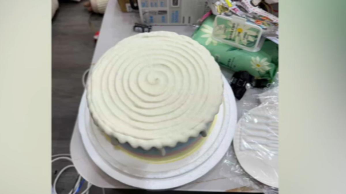 花2754元買造型蛋糕,公仔裝飾都得要自行動手。(圖/民眾提供)