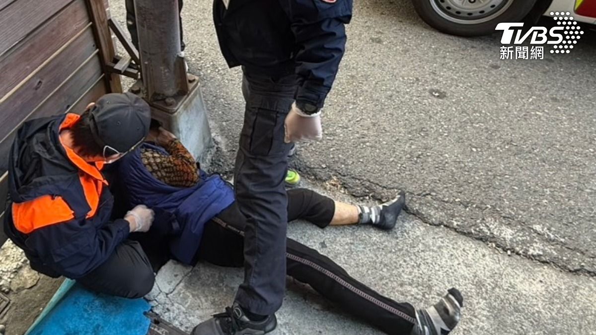 高雄阿婆晨運頭暈慘摔…頭部「離奇卡電桿」 警消急救援