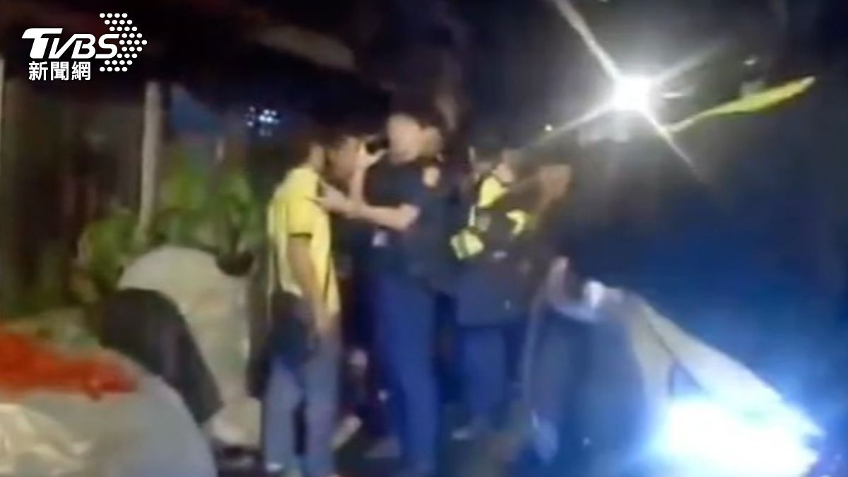 新北市土城日前發生停車糾紛,驚動警方到場,三名男子互毆掛彩,彼此驗傷提告。(圖/TVBS)