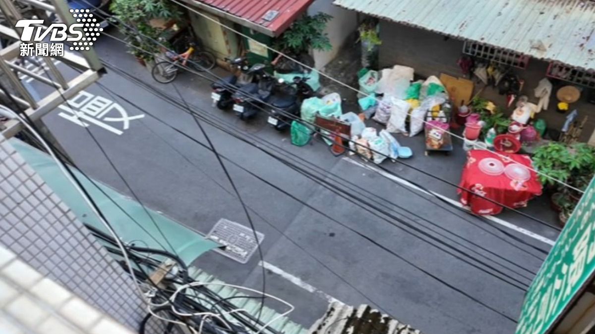 新北市土城這條巷子寬約五公尺,若有車停在路上,的確造成其他人不便。(圖/TVBS)