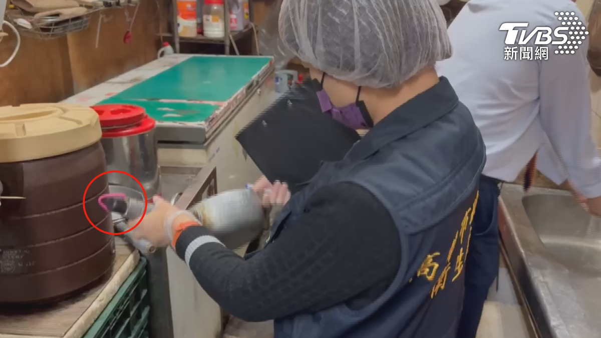 高雄市衛生局稽查,發現異物是來自湯鍋把手後方的掛鉤,將對業者裁罰。(圖/TVBS)