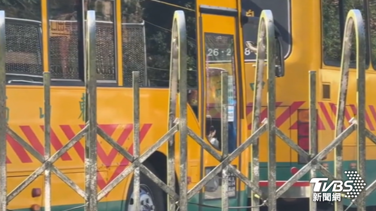 東山校車爆出爭議。（圖／TVBS）
