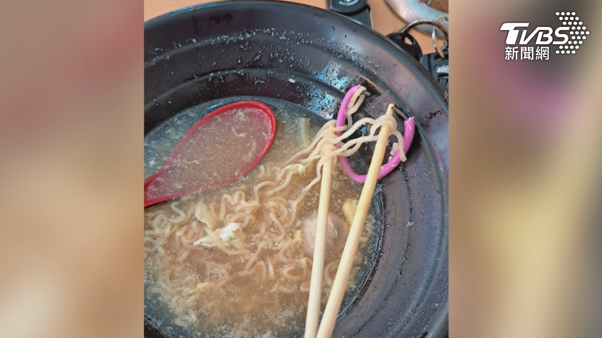高雄市一位女顧客在鳳山連鎖早餐店享用鍋燒麵時,意外在碗中撈出一個粉紅色的掛鉤,竟然是衣架掛勾。(圖/翻攝_鳳山人在地大小事)