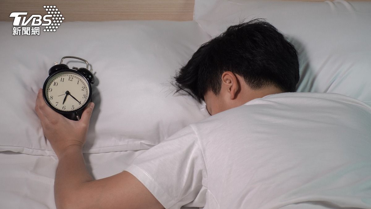 熬夜比抽菸還傷命!研究揭「睡不滿7小時」恐縮短壽命