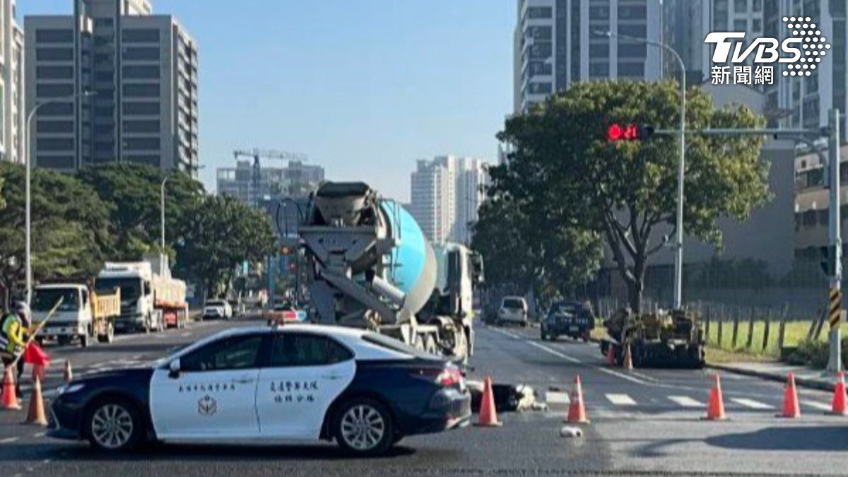 高雄楠梓發生一起死亡車禍，胡姓男子駕駛水泥預拌車疑似違規左轉，機車騎士煞車不及，滑倒後撞上水泥車。（圖／TVBS）