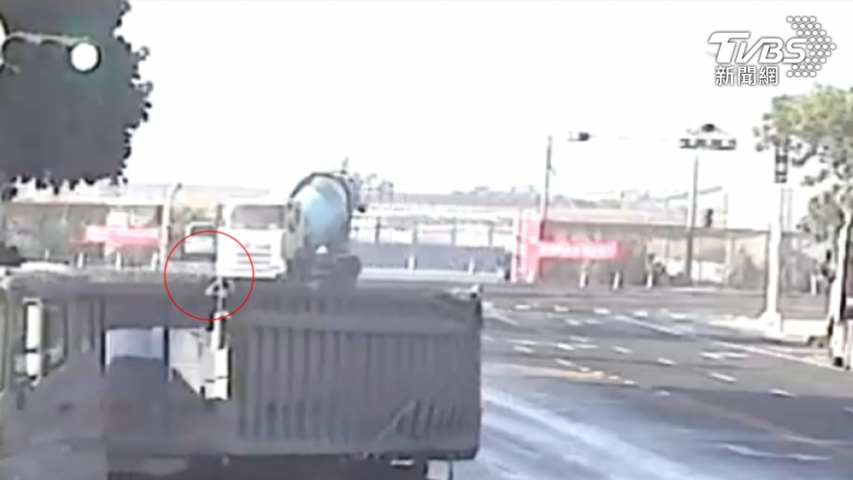 監視器畫面清楚記錄了整起事故過程，騎士被水泥車當場輾過。警消趕到現場後確認林姓騎士已明顯死亡。（圖／TVBS）