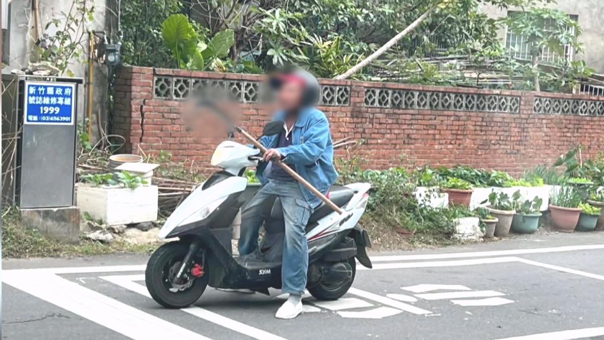 新竹驚見「鐮刀哥」!60歲男持長鐮刀逼近 外送員急閃摔車。(圖/民眾提供)