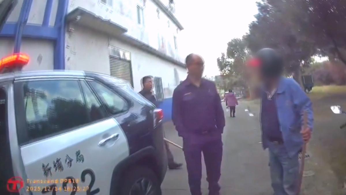 方姓男子仍不願放下長鐮刀,還硬扯說是要用來砍樹。(圖/警方提供)