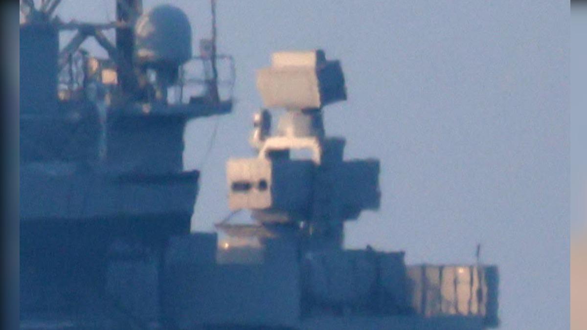 11月，民眾直擊高雄艦完成夜間戰測返回高雄港後，「海劍羚」防空系統的彈箱後方有3處缺口，足證共發射3枚實彈。(讀者提供)