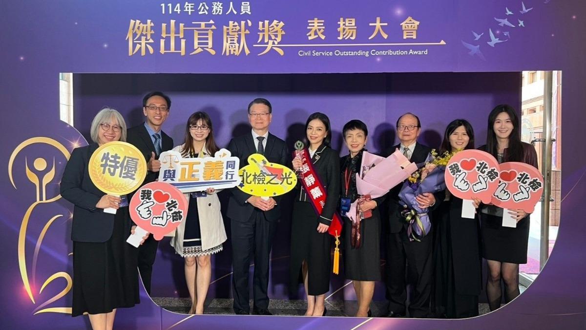 台北地檢署檢察長王俊力與獲獎的主任檢察官張靜薰合影。(圖/TVBS)