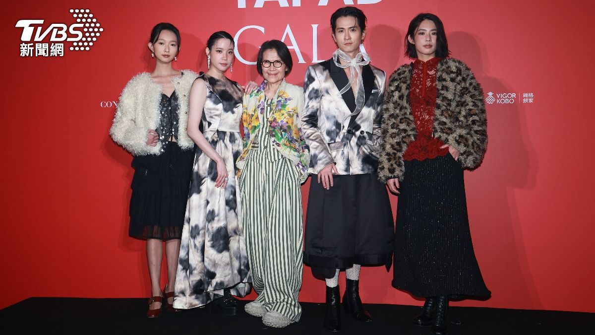 程予希(左二)、石知田(右二)、林思宇(右一)穿上設計師作品。(圖/趙世平攝)