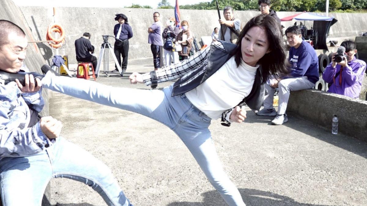 張家瑋堅持打鬥戲親自上陣。（圖／民視提供）