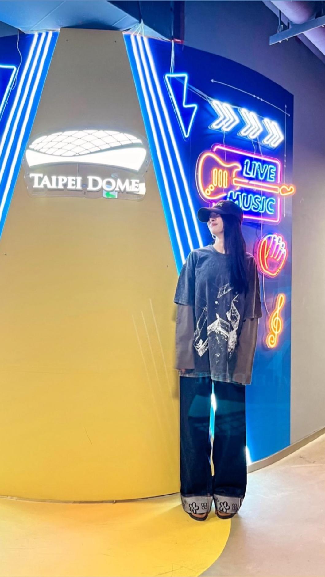 蔡依林滿臉笑意藏不住,看似相當期待演唱會到來。(圖/翻攝自蔡依林IG)