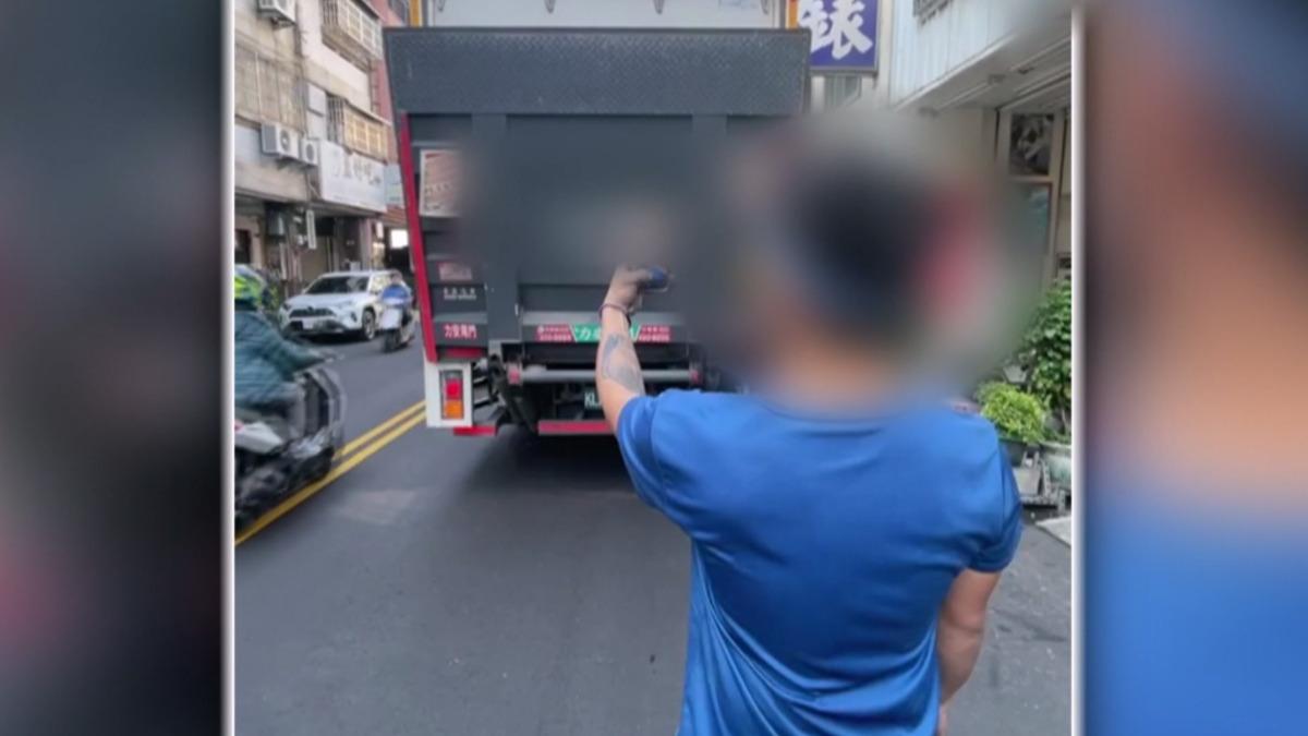 貨運車在該處停留了約十分鐘,期間所有經過的車輛都被迫跨越雙黃線行駛。(圖/民眾提供)