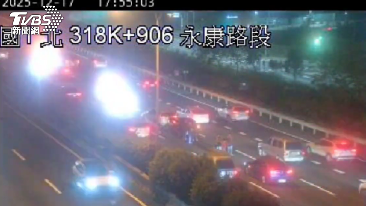 國道一號有2車碰撞事故，拖吊車業者處理途中卻被人嗆聲。（圖／TVBS）