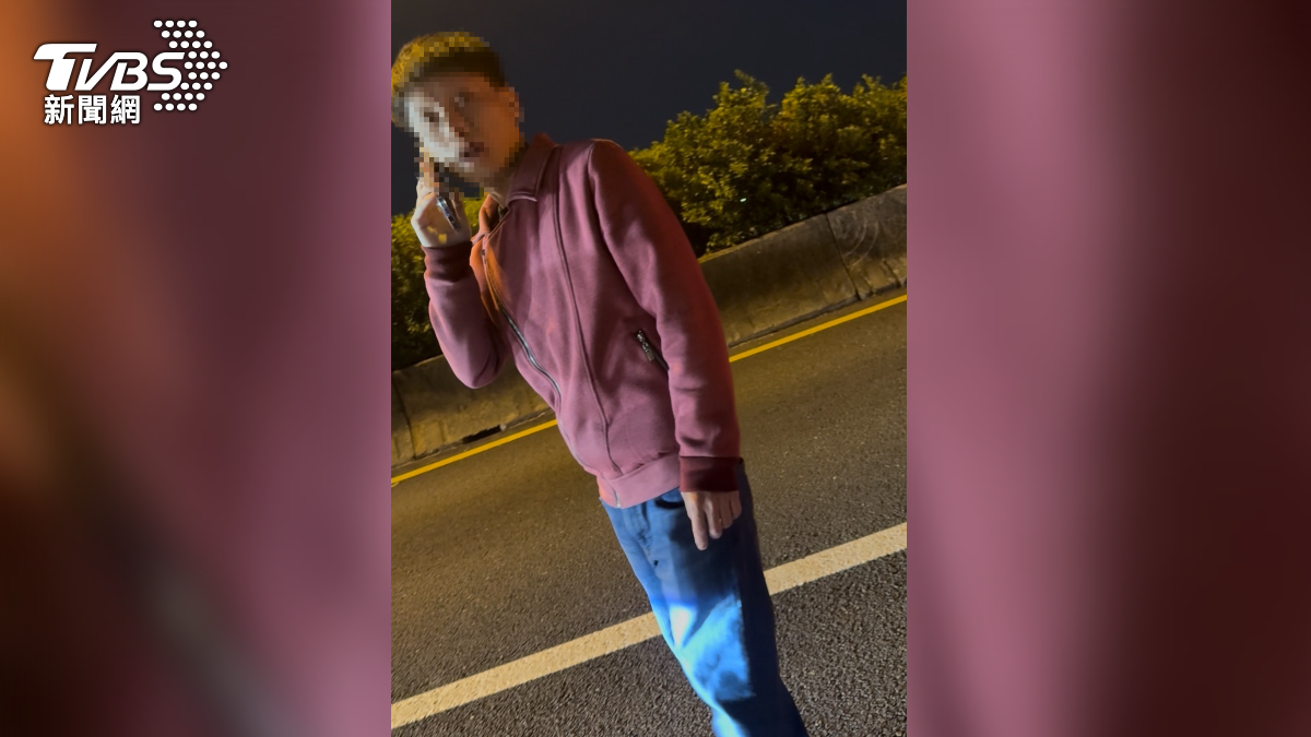 拖吊車業者手機拍下男子，對方聲稱是警察來辦案，卻恐嚇要他們死。（圖／TVBS）