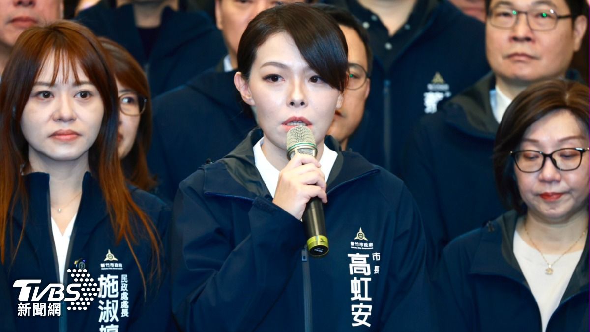快訊/高虹安強勢回歸新竹市府 獲贈玫瑰激動喊「我回來了」